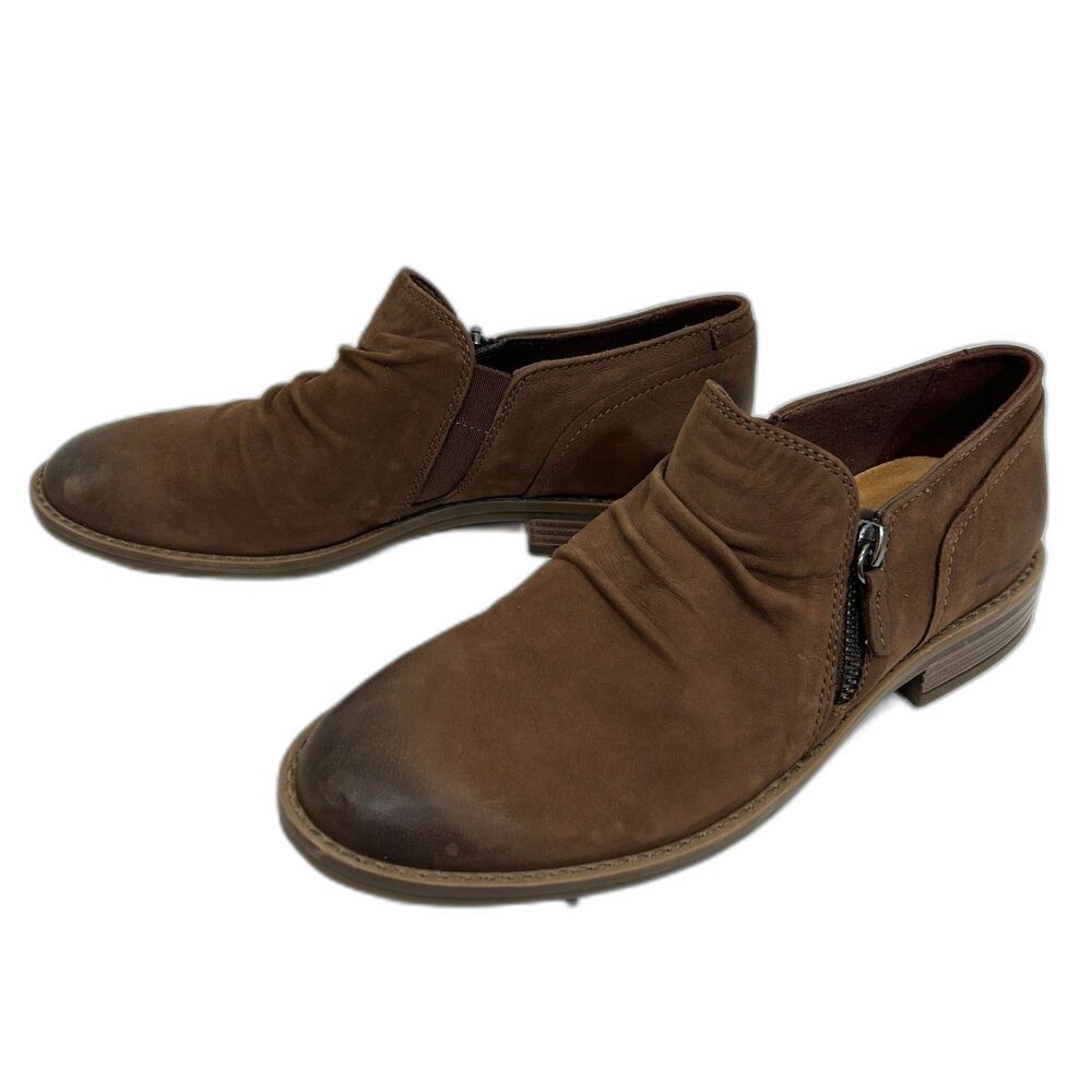NWT Clarks Camzin Pace Taupe Leather Zip Ankle Boots Size 8.5M Comfort Casual